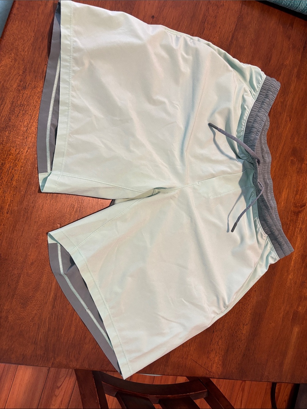 lululemon pacebreaker 7in mint green front and grey/green back xl